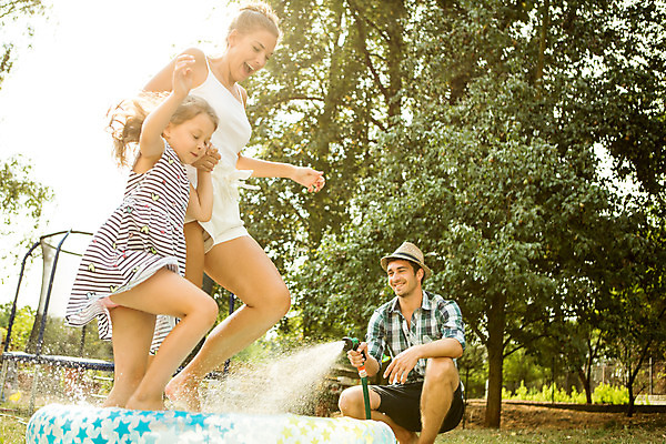 포토 JPG 주간 전신 서양인 외국인 여자 남자 딸 어린이 로우앵글 가족 물놀이 놀이 엄마 대가족 미소 사람 20대 야외 옆모습 캐주얼 세명 물 여름 30대 금발 풀장 점프 수영 화목 가족라이프 아빠 즐거움 체코 국내포토 자연요소 라이프스타일 헤어스타일 옷 계절 감정 유럽 뷰포인트 컨셉 관계 모션 수영장 표정 인종 청년 장년 수상스포츠 파일형식