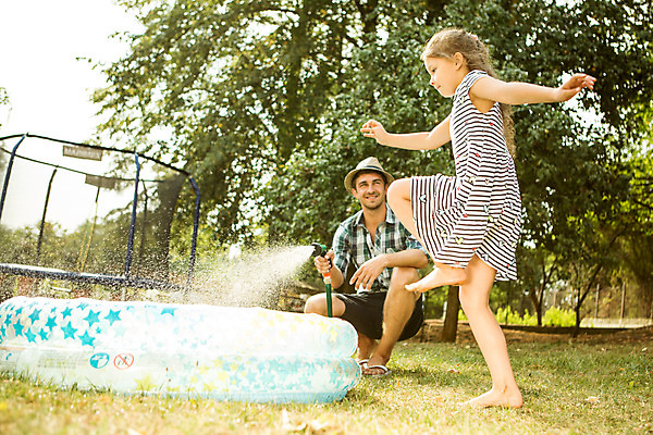포토 JPG 주간 전신 서양인 외국인 여자 남자 딸 어린이 가족 놀이 미소 사람 성인 야외 두명 옆모습 캐주얼 물 여름 30대 금발 점프 화목 가족라이프 아빠 즐거움 체코 부녀 국내포토 자연요소 라이프스타일 헤어스타일 옷 계절 감정 유럽 뷰포인트 컨셉 관계 모션 표정 인종 장년 파일형식