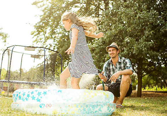 포토 JPG 주간 전신 서양인 외국인 여자 남자 딸 어린이 로우앵글 가족 물놀이 놀이 사람 성인 야외 두명 옆모습 캐주얼 물 여름 30대 금발 풀장 점프 수영 화목 가족라이프 아빠 즐거움 체코 부녀 국내포토 자연요소 라이프스타일 헤어스타일 옷 계절 감정 유럽 뷰포인트 컨셉 관계 모션 수영장 인종 장년 수상스포츠 파일형식