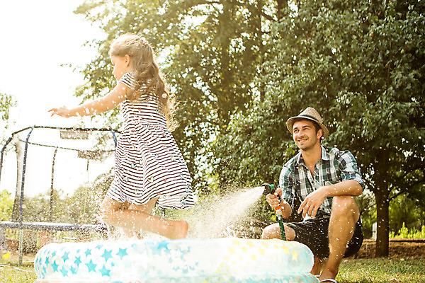 포토 JPG 주간 전신 서양인 외국인 여자 남자 딸 어린이 가족 물놀이 놀이 사람 야외 두명 옆모습 캐주얼 여름 30대 금발 풀장 점프 수영 화목 가족라이프 아빠 즐거움 체코 부녀 국내포토 자연요소 라이프스타일 헤어스타일 옷 계절 감정 유럽 뷰포인트 컨셉 관계 모션 수영장 인종 장년 수상스포츠 파일형식