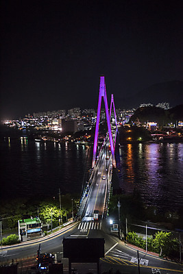 포토 JPG 도로 바다 야경 조명 한국 사람없음 야외 빛 여수 돌산대교 밤바다 국내포토 아시아 길 교통시설 다리_건축물 야간 전라남도 파일형식 풍경_경치