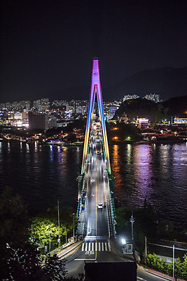 포토 JPG 도로 바다 야경 조명 한국 사람없음 야외 빛 여수 돌산대교 밤바다 국내포토 아시아 길 교통시설 다리_건축물 야간 전라남도 파일형식 풍경_경치