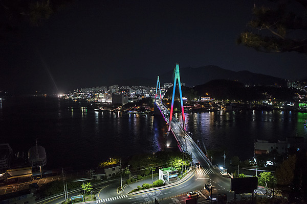 포토 JPG 도로 바다 야경 조명 한국 사람없음 야외 빛 여수 돌산대교 밤바다 국내포토 아시아 길 교통시설 다리_건축물 야간 전라남도 파일형식 풍경_경치
