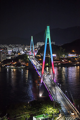 포토 JPG 도로 바다 야경 조명 한국 사람없음 야외 빛 여수 돌산대교 밤바다 국내포토 아시아 길 교통시설 다리_건축물 야간 전라남도 파일형식 풍경_경치