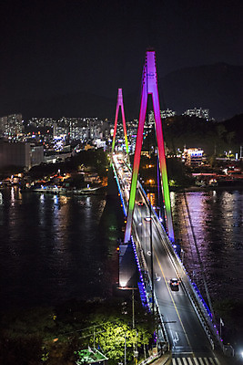 포토 JPG 도로 바다 야경 조명 한국 사람없음 야외 빛 여수 돌산대교 밤바다 국내포토 아시아 길 교통시설 다리_건축물 야간 전라남도 파일형식 풍경_경치