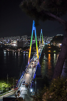 포토 JPG 도로 바다 야경 조명 한국 사람없음 야외 빛 여수 돌산대교 밤바다 국내포토 아시아 길 교통시설 다리_건축물 야간 전라남도 파일형식 풍경_경치