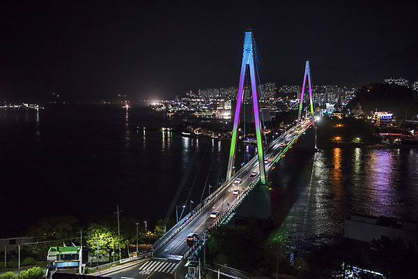 포토 JPG 도로 바다 야경 조명 한국 사람없음 야외 빛 여수 돌산대교 밤바다 국내포토 아시아 길 교통시설 다리_건축물 야간 전라남도 파일형식 풍경_경치