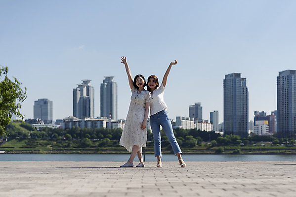 포토 JPG 주간 전신 공원 여자 데이트 서기 미소 빌딩 20대 성인 야외 두명 앞모습 여름 친구 소풍 손들기 우정 한국인 즐거움 한강 한강공원 성인여자만 인싸 국내포토 자연요소 계절 공공시설 감정 뷰포인트 관계 모션 서울 표정 사람 동양인 청년 건물 야외활동 신조어 랜드마크 약어 여자만 성인만 파일형식