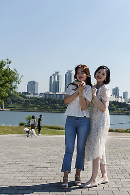 포토 JPG 주간 전신 공원 여자 데이트 장난 어깨동무 서기 미소 빌딩 20대 성인 야외 두명 앞모습 옆모습 여름 친구 소풍 우정 한국인 즐거움 한강 한강공원 성인여자만 인싸 국내포토 자연요소 계절 공공시설 감정 뷰포인트 포즈 관계 모션 서울 표정 사람 동양인 청년 건물 야외활동 신조어 랜드마크 약어 여자만 성인만 파일형식