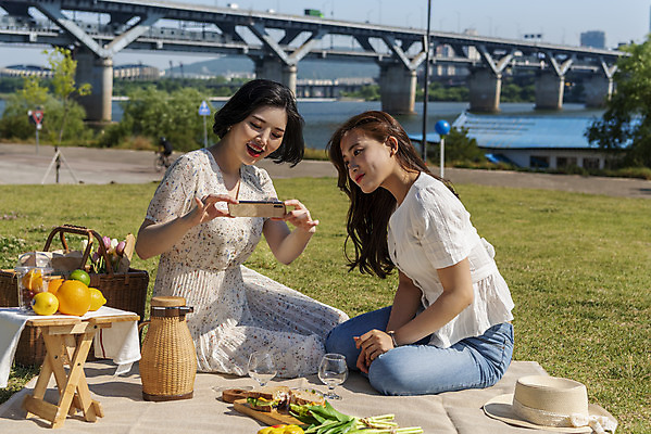 포토 JPG 주간 전신 응시 공원 여자 데이트 과일 샌드위치 미소 앉기 20대 성인 야외 두명 옆모습 여름 친구 스마트폰 소풍 사진촬영 우정 한국인 즐거움 한강 한강공원 성인여자만 인싸 국내포토 자연요소 시선 계절 공공시설 감정 음식 뷰포인트 관계 모션 서울 표정 사람 동양인 청년 핸드폰 스마트기기 야외활동 촬영 신조어 랜드마크 약어 여자만 성인만 파일형식