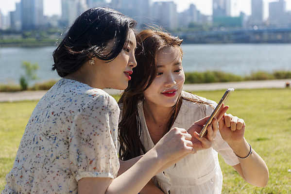포토 JPG 주간 응시 공원 여자 데이트 미소 앉기 상반신 20대 성인 야외 두명 옆모습 여름 친구 스마트폰 소풍 우정 한국인 즐거움 한강 한강공원 성인여자만 인싸 국내포토 자연요소 시선 계절 공공시설 감정 뷰포인트 관계 모션 서울 표정 사람 동양인 청년 핸드폰 스마트기기 야외활동 신조어 랜드마크 약어 여자만 성인만 파일형식