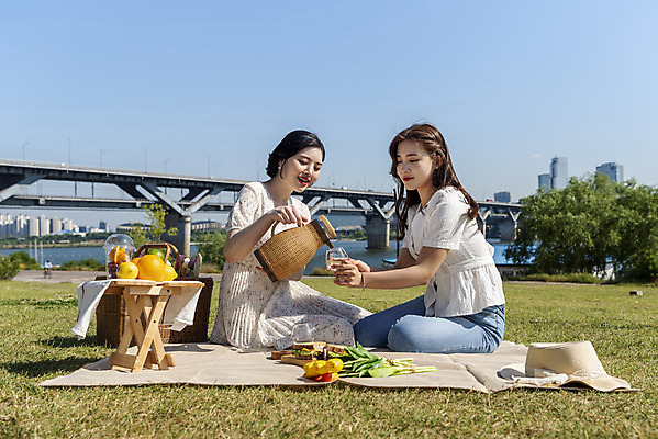 포토 JPG 주간 전신 공원 여자 커피 데이트 과일 샌드위치 미소 앉기 20대 성인 야외 두명 옆모습 여름 친구 소풍 우정 한국인 커피포트 즐거움 한강 한강공원 성인여자만 인싸 국내포토 자연요소 계절 공공시설 감정 음료 음식 뷰포인트 관계 모션 주전자 서울 표정 사람 동양인 청년 야외활동 신조어 랜드마크 약어 여자만 성인만 파일형식