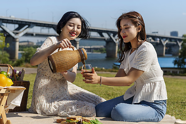 포토 JPG 주간 전신 공원 여자 커피 데이트 미소 앉기 20대 성인 야외 두명 옆모습 여름 친구 소풍 우정 한국인 커피포트 즐거움 한강 한강공원 성인여자만 인싸 국내포토 자연요소 계절 공공시설 감정 음료 뷰포인트 관계 모션 주전자 서울 표정 사람 동양인 청년 야외활동 신조어 랜드마크 약어 여자만 성인만 파일형식