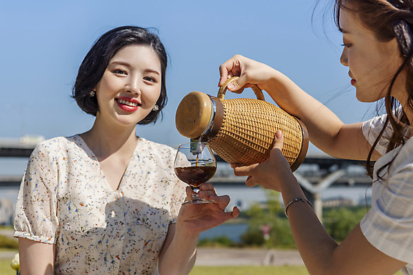 포토 JPG 주간 공원 여자 커피 데이트 미소 앉기 상반신 20대 성인 야외 두명 앞모습 옆모습 여름 친구 소풍 우정 한국인 커피포트 즐거움 한강 한강공원 성인여자만 인싸 국내포토 자연요소 계절 공공시설 감정 음료 뷰포인트 관계 모션 주전자 서울 표정 사람 동양인 청년 야외활동 신조어 랜드마크 약어 여자만 성인만 파일형식