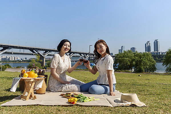 포토 JPG 주간 전신 공원 여자 커피 데이트 과일 샌드위치 미소 앉기 20대 성인 야외 두명 옆모습 여름 친구 소풍 우정 한국인 즐거움 한강 건배 한강공원 성인여자만 인싸 국내포토 자연요소 계절 공공시설 감정 음료 음식 뷰포인트 관계 모션 서울 표정 사람 동양인 청년 야외활동 신조어 랜드마크 약어 여자만 성인만 파일형식