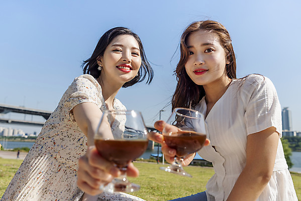 포토 JPG 주간 공원 여자 커피 데이트 미소 앉기 상반신 20대 성인 야외 두명 옆모습 여름 친구 소풍 우정 한국인 즐거움 한강 주기 한강공원 성인여자만 인싸 국내포토 자연요소 계절 공공시설 감정 음료 뷰포인트 관계 모션 서울 표정 사람 동양인 청년 야외활동 신조어 랜드마크 약어 여자만 성인만 파일형식