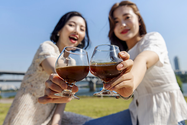 포토 JPG 주간 공원 여자 커피 데이트 미소 앉기 상반신 20대 성인 야외 두명 옆모습 아웃포커스 여름 친구 소풍 우정 한국인 즐거움 한강 주기 한강공원 성인여자만 인싸 국내포토 자연요소 계절 공공시설 감정 음료 뷰포인트 관계 모션 서울 촬영기법 표정 사람 동양인 청년 야외활동 신조어 랜드마크 약어 여자만 성인만 파일형식