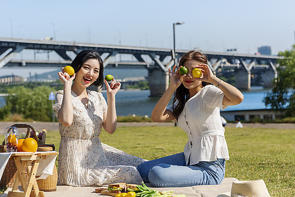 포토 JPG 주간 전신 공원 여자 데이트 과일 장난 샌드위치 들기 앉기 20대 성인 야외 두명 옆모습 여름 친구 소풍 우정 한국인 즐거움 한강 한강공원 성인여자만 인싸 국내포토 자연요소 계절 공공시설 감정 음식 뷰포인트 관계 모션 서울 사람 동양인 청년 야외활동 신조어 랜드마크 약어 여자만 성인만 파일형식