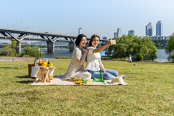 포토 JPG 주간 전신 공원 여자 데이트 과일 샌드위치 앉기 20대 성인 야외 두명 옆모습 여름 친구 스마트폰 소풍 사진촬영 우정 한국인 셀프카메라 즐거움 한강 한강공원 성인여자만 인싸 국내포토 자연요소 계절 공공시설 감정 음식 뷰포인트 관계 모션 서울 사람 동양인 청년 핸드폰 스마트기기 야외활동 촬영 신조어 랜드마크 약어 여자만 성인만 파일형식