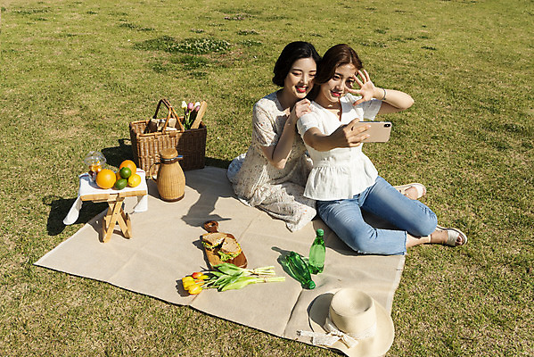 포토 JPG 주간 전신 공원 여자 데이트 과일 샌드위치 앉기 20대 성인 야외 두명 옆모습 여름 친구 스마트폰 하이앵글 소풍 사진촬영 우정 한국인 셀프카메라 즐거움 한강 한강공원 성인여자만 인싸 국내포토 자연요소 계절 공공시설 감정 음식 뷰포인트 관계 모션 서울 사람 동양인 청년 핸드폰 스마트기기 야외활동 촬영 신조어 랜드마크 약어 여자만 성인만 파일형식