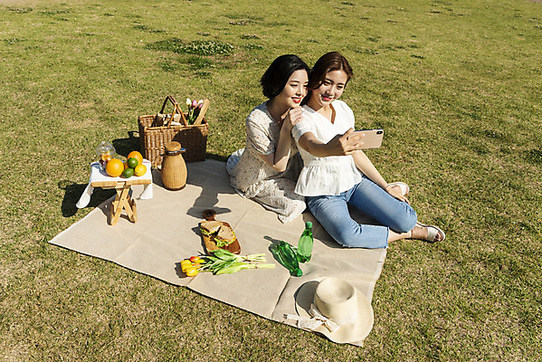 포토 JPG 주간 전신 공원 여자 데이트 과일 샌드위치 앉기 20대 성인 야외 두명 옆모습 여름 친구 스마트폰 하이앵글 소풍 사진촬영 우정 한국인 셀프카메라 즐거움 한강 한강공원 성인여자만 인싸 국내포토 자연요소 계절 공공시설 감정 음식 뷰포인트 관계 모션 서울 사람 동양인 청년 핸드폰 스마트기기 야외활동 촬영 신조어 랜드마크 약어 여자만 성인만 파일형식