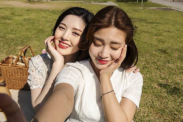 포토 JPG 주간 공원 여자 데이트 앉기 상반신 20대 성인 야외 두명 여름 친구 소풍 눈감음 우정 한국인 셀프카메라 즐거움 한강 브이 한강공원 성인여자만 인싸 국내포토 자연요소 계절 공공시설 감정 관계 모션 서울 사람 동양인 손짓 청년 야외활동 사진촬영 신조어 랜드마크 약어 여자만 성인만 파일형식