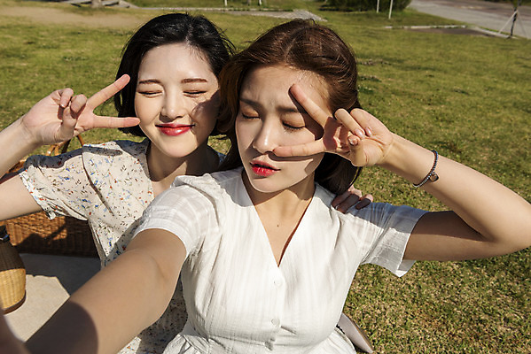 포토 JPG 주간 공원 여자 데이트 앉기 상반신 20대 성인 야외 두명 여름 친구 소풍 눈감음 우정 한국인 셀프카메라 즐거움 한강 브이 한강공원 성인여자만 인싸 국내포토 자연요소 계절 공공시설 감정 관계 모션 서울 사람 동양인 손짓 청년 야외활동 사진촬영 신조어 랜드마크 약어 여자만 성인만 파일형식