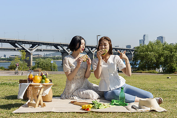 포토 JPG 주간 전신 공원 여자 데이트 과일 샌드위치 앉기 20대 성인 야외 두명 앞모습 여름 친구 소풍 우정 한국인 가리킴 먹기 즐거움 한강 한강공원 성인여자만 인싸 국내포토 자연요소 계절 공공시설 감정 음식 뷰포인트 관계 모션 서울 사람 동양인 손짓 청년 야외활동 신조어 랜드마크 약어 여자만 성인만 파일형식