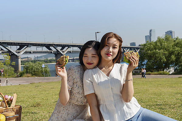 포토 JPG 주간 공원 여자 데이트 과일 샌드위치 미소 앉기 상반신 20대 성인 야외 두명 앞모습 여름 친구 소풍 우정 한국인 즐거움 한강 한강공원 성인여자만 인싸 국내포토 자연요소 계절 공공시설 감정 음식 뷰포인트 관계 모션 서울 표정 사람 동양인 청년 야외활동 신조어 랜드마크 약어 여자만 성인만 파일형식