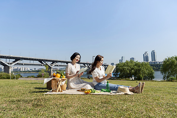 포토 JPG 주간 전신 공원 여자 데이트 과일 샌드위치 들기 앉기 20대 성인 야외 두명 옆모습 책 여름 친구 독서 소풍 우정 한국인 즐거움 한강 한강공원 성인여자만 인싸 국내포토 자연요소 계절 공공시설 감정 음식 뷰포인트 관계 모션 서울 사람 동양인 청년 야외활동 신조어 랜드마크 약어 여자만 성인만 파일형식