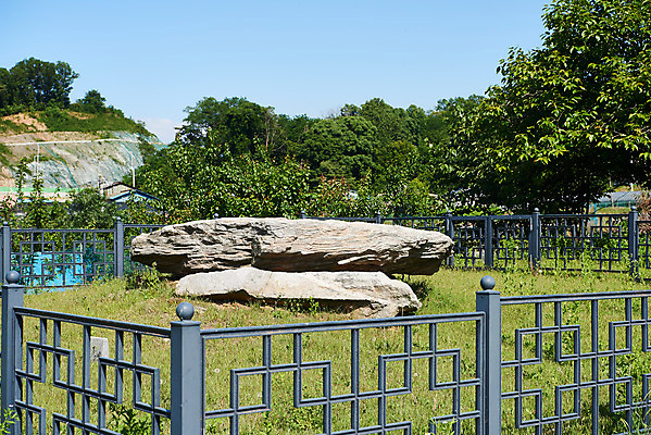 포토 JPG 주간 나무 한국전통 여행 유적지 풍경 사람없음 야외 관광지 맑음 봄 세계문화유산 문화재 역사 한국사 고인돌 강화도 국내여행 사적지 국내포토 자연요소 식물 전통 계절 고건축 날씨 한국 무덤 청동기 인천 파일형식