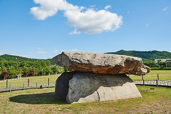포토 JPG 주간 구름 한국전통 여행 유적지 하늘 풍경 사람없음 야외 관광지 맑음 봄 세계문화유산 문화재 역사 한국사 고인돌 강화도 국내여행 사적지 국내포토 자연요소 전통 계절 고건축 날씨 한국 무덤 청동기 인천 파일형식
