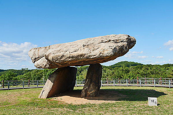 포토 JPG 주간 한국전통 여행 유적지 하늘 풍경 사람없음 야외 관광지 맑음 봄 세계문화유산 문화재 역사 한국사 고인돌 강화도 국내여행 사적지 국내포토 자연요소 전통 계절 고건축 날씨 한국 무덤 청동기 인천 파일형식