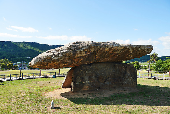 포토 JPG 주간 한국전통 여행 유적지 하늘 풍경 사람없음 야외 관광지 맑음 봄 세계문화유산 문화재 역사 한국사 고인돌 강화도 국내여행 사적지 국내포토 자연요소 전통 계절 고건축 날씨 한국 무덤 청동기 인천 파일형식