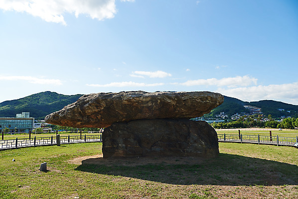 포토 JPG 주간 구름 한국전통 여행 유적지 하늘 풍경 사람없음 야외 관광지 맑음 봄 세계문화유산 문화재 역사 한국사 고인돌 강화도 국내여행 사적지 국내포토 자연요소 전통 계절 고건축 날씨 한국 무덤 청동기 인천 파일형식