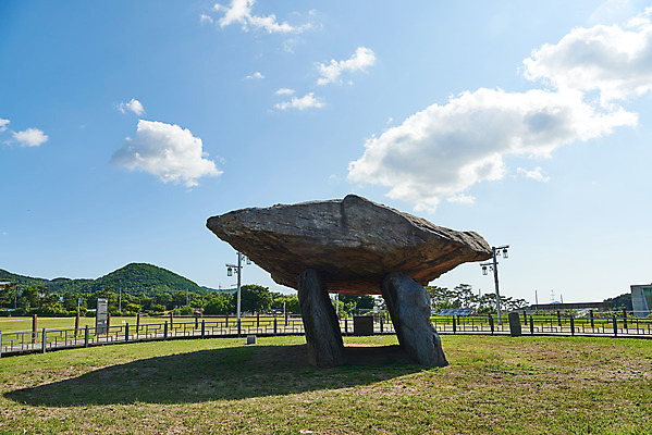 포토 JPG 주간 구름 한국전통 여행 유적지 하늘 풍경 사람없음 야외 관광지 맑음 봄 세계문화유산 문화재 역사 한국사 고인돌 강화도 국내여행 사적지 국내포토 자연요소 전통 계절 고건축 날씨 한국 무덤 청동기 인천 파일형식