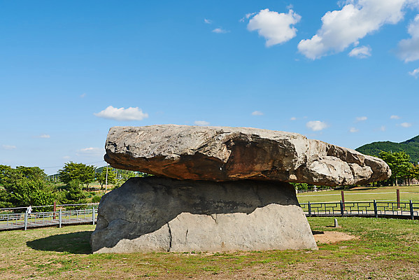 포토 JPG 주간 구름 한국전통 여행 유적지 하늘 풍경 사람없음 야외 관광지 맑음 봄 세계문화유산 문화재 역사 한국사 고인돌 강화도 국내여행 사적지 국내포토 자연요소 전통 계절 고건축 날씨 한국 무덤 청동기 인천 파일형식