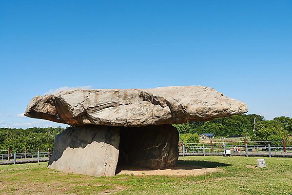 포토 JPG 주간 한국전통 여행 유적지 하늘 풍경 사람없음 야외 관광지 맑음 봄 세계문화유산 문화재 역사 한국사 고인돌 강화도 국내여행 사적지 국내포토 자연요소 전통 계절 고건축 날씨 한국 무덤 청동기 인천 파일형식