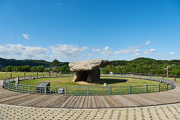 포토 JPG 주간 구름 한국전통 여행 유적지 하늘 풍경 사람없음 야외 관광지 맑음 봄 세계문화유산 문화재 역사 한국사 고인돌 강화도 국내여행 사적지 국내포토 자연요소 전통 계절 고건축 날씨 한국 무덤 청동기 인천 파일형식