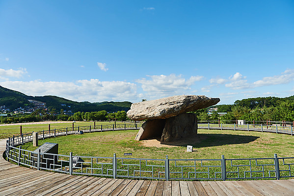 포토 JPG 주간 구름 한국전통 여행 유적지 하늘 풍경 사람없음 야외 관광지 맑음 봄 세계문화유산 문화재 역사 한국사 고인돌 강화도 국내여행 사적지 국내포토 자연요소 전통 계절 고건축 날씨 한국 무덤 청동기 인천 파일형식
