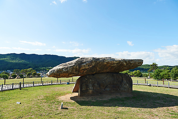 포토 JPG 주간 구름 한국전통 여행 유적지 하늘 풍경 사람없음 야외 관광지 맑음 봄 세계문화유산 문화재 역사 한국사 고인돌 강화도 국내여행 사적지 국내포토 자연요소 전통 계절 고건축 날씨 한국 무덤 청동기 인천 파일형식