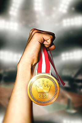 PSD 편집이미지 손 별 들기 신체부위 한개 3D소스 3D 경기장 우승 최고 메달 입체 디지털합성 오브젝트 금메달 왕관모양 편집소스 이미지편집 편집3D 자연요소 모양 1 스포츠시설 모션 사람 상_상패 파일형식