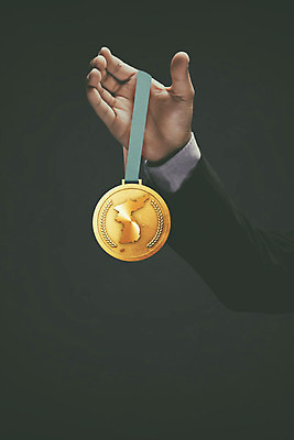 PSD 편집이미지 손 검은배경 들기 신체부위 한개 3D소스 3D 평화 우승 비즈니스맨 메달 입체 디지털합성 오브젝트 금메달 한반도 통일 편집소스 이미지편집 편집3D 1 남자 백그라운드 컨셉 비즈니스 모션 사람 검은색 최고 직장인 상_상패 파일형식