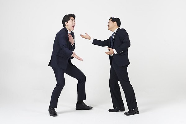 포토 JPG 스튜디오촬영 전신 남자 40대 중년 스트레스 실내 서기 누끼 성인 두명 옆모습 30대 한국인 비즈니스맨 상사 사회이슈 흰배경 부하 왕따 남자만 갑질 억울 직장내괴롭힘 은따 폭언 국내포토 감정 뷰포인트 백그라운드 컨셉 비즈니스 모션 사람 동양인 내부 장년 흰색 직장인 파일형식 언어폭력