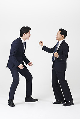 포토 JPG 스튜디오촬영 전신 남자 40대 중년 스트레스 실내 서기 누끼 정장 성인 두명 옆모습 30대 마주보기 주먹 한국인 비즈니스맨 상사 사회이슈 흰배경 부하 왕따 남자만 갑질 직장내괴롭힘 은따 폭언 국내포토 옷 뷰포인트 백그라운드 컨셉 비즈니스 모션 사람 동양인 내부 장년 흰색 직장인 파일형식 언어폭력
