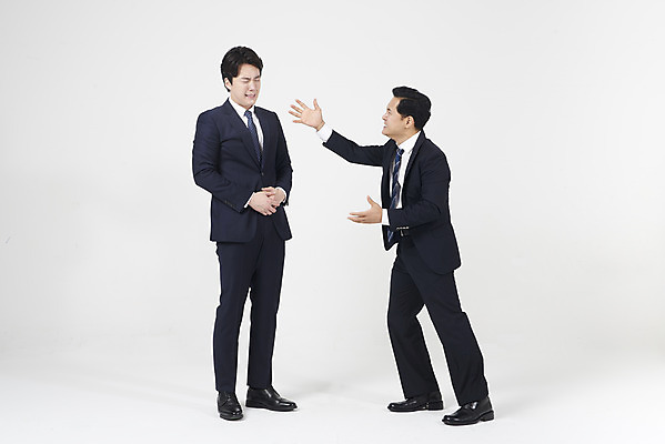 포토 JPG 스튜디오촬영 전신 남자 40대 중년 스트레스 실내 서기 누끼 정장 성인 두명 옆모습 30대 한국인 슬픔 분노 비즈니스맨 상사 사회이슈 흰배경 부하 왕따 남자만 갑질 억울 직장내괴롭힘 은따 폭언 국내포토 옷 감정 뷰포인트 백그라운드 컨셉 비즈니스 모션 사람 동양인 내부 장년 흰색 직장인 파일형식 언어폭력