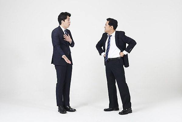포토 JPG 스튜디오촬영 전신 남자 40대 중년 허리손 스트레스 실내 서기 누끼 정장 성인 두명 옆모습 30대 놀람 한국인 분노 비즈니스맨 상사 사회이슈 흰배경 부하 왕따 남자만 갑질 억울 직장내괴롭힘 은따 폭언 국내포토 옷 감정 뷰포인트 포즈 백그라운드 컨셉 비즈니스 모션 표정 사람 동양인 내부 장년 흰색 직장인 파일형식 언어폭력