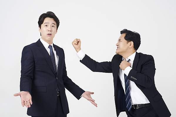 포토 JPG 스튜디오촬영 남자 40대 중년 스트레스 실내 서기 누끼 정장 상반신 성인 두명 옆모습 30대 주먹 한국인 분노 비즈니스맨 상사 사회이슈 흰배경 부하 왕따 남자만 갑질 억울 직장내괴롭힘 은따 폭언 국내포토 옷 감정 뷰포인트 백그라운드 컨셉 비즈니스 모션 사람 동양인 내부 장년 흰색 직장인 파일형식 언어폭력