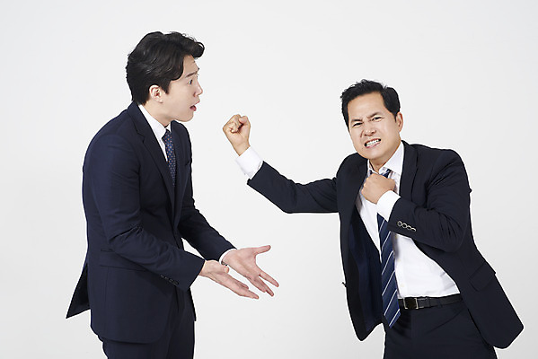 포토 JPG 스튜디오촬영 남자 40대 중년 스트레스 실내 서기 누끼 정장 상반신 성인 두명 옆모습 30대 주먹 한국인 분노 비즈니스맨 상사 사회이슈 흰배경 부하 왕따 남자만 갑질 억울 직장내괴롭힘 은따 폭언 국내포토 옷 감정 뷰포인트 백그라운드 컨셉 비즈니스 모션 사람 동양인 내부 장년 흰색 직장인 파일형식 언어폭력