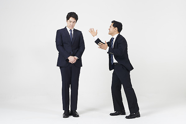 포토 JPG 스튜디오촬영 전신 남자 40대 중년 스트레스 실내 서기 누끼 정장 성인 두명 앞모습 옆모습 30대 한국인 분노 비즈니스맨 상사 사회이슈 흰배경 부하 왕따 남자만 갑질 억울 직장내괴롭힘 은따 폭언 국내포토 옷 감정 뷰포인트 백그라운드 컨셉 비즈니스 모션 사람 동양인 내부 장년 흰색 직장인 파일형식 언어폭력